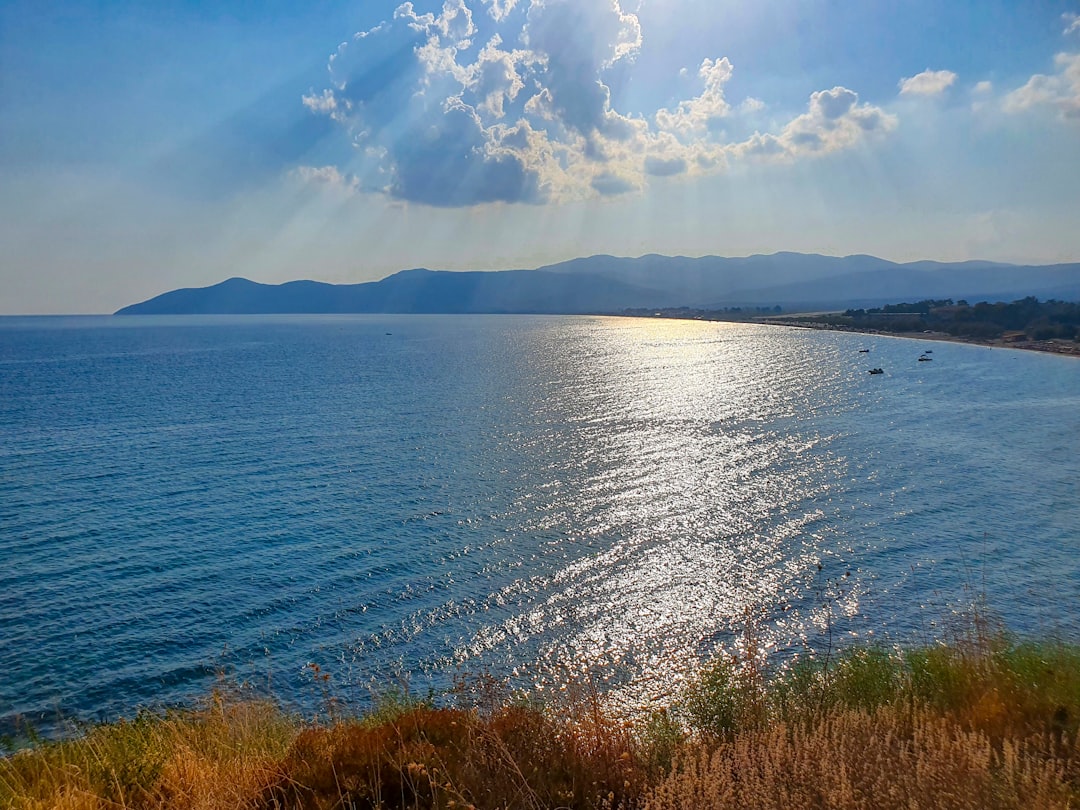 a-body-of-water-with-a-bright-light-shining-on-it-O5zF5pATtjA.jpg